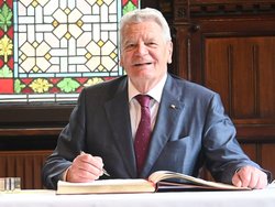 Bundespräsident a. D. Joachim Gauck trägt sich ins Goldene Buch der Stadt Oldenburg ein. Foto: Torsten von Reeken