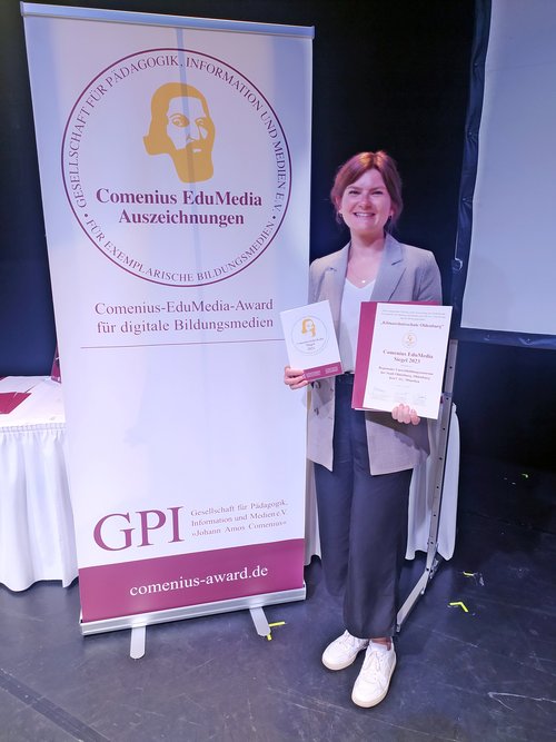 Dana Wölki vom RUZ hat das Comenius-Siegel für das E-Learning der „Mobilen Klimaschutzschule“ entgegengenommen. Foto: Stadt Oldenburg Foto: Stadt Oldenburg