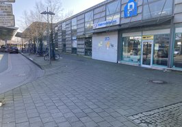 Die vergangenen Jahre haben Spuren auf der Glas- und Stahlfassade der Fahrradstation Nord hinterlassen. Foto: Stadt Oldenburg