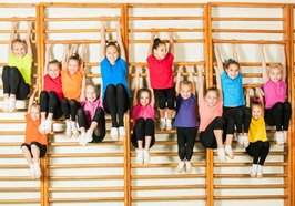 Kinder hängen an Turnstangen. Foto: Shmel/AdobeStock