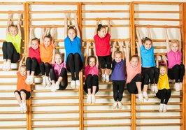 Kinder hängen an Turnstangen. Foto: Shmel/AdobeStock