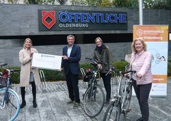 Elke Frommberger von der Stiftung Hospizdienst, Christian Bunk, Sabine Kortenhaus von der Stiftung Hospizdienst und Petra Averbeck bei der Spendenübergabe für das Erreichen des vierten Etappenziels. Foto: Stadt Oldenburg Elke Frommberger von der Stiftung Hospizdienst, Christian Bunk, Sabine Kortenhaus von der Stiftung Hospizdienst und Petra Averbeck bei der Spendenübergabe für das Erreichen des vierten Etappenziels. Foto: Stadt Oldenburg