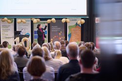 Keynote-Speakerin vor dem Publikum. Foto: Foto- und Bilderwerk