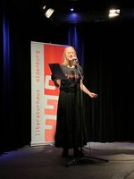 Rieke Geldmacher trägt ihren Text vor. Foto: Literaturhaus Oldenburg