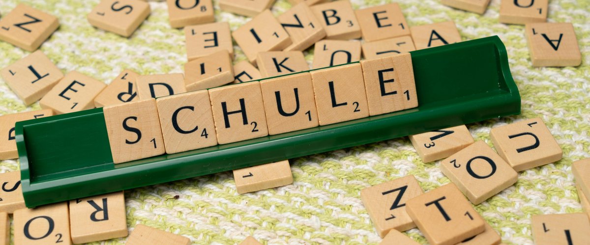 Buchstabensteinen die das Wort Schule bilden. Foto: Markus Winkler/Pexels