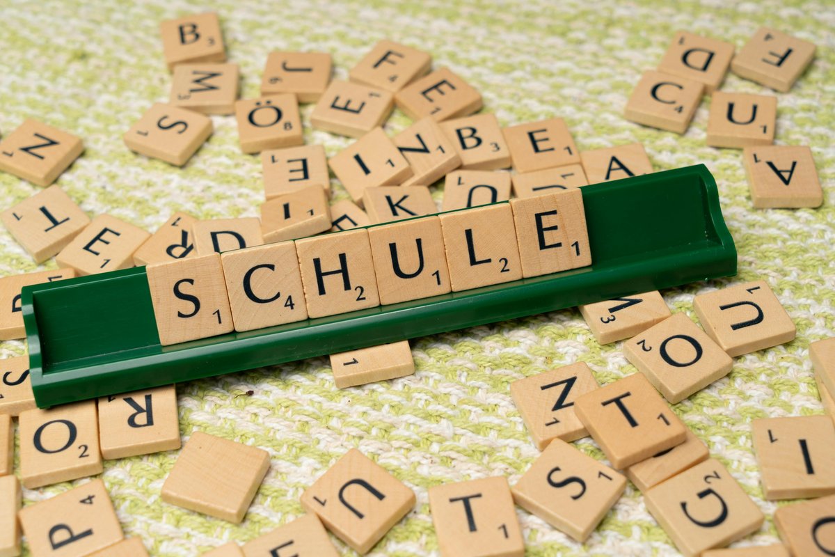 Buchstabensteinen die das Wort Schule bilden. Foto: Markus Winkler/Pexels
