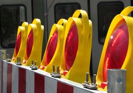 Straßensperre mit roten Leuchten. Foto: Rainer Sturm/Pixelio