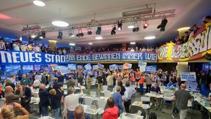 Nach der Entscheidung des Rates zur Vergabe des Stadion-Neubaus brandete lautstarker Jubel auf. Foto: Sascha Stüber