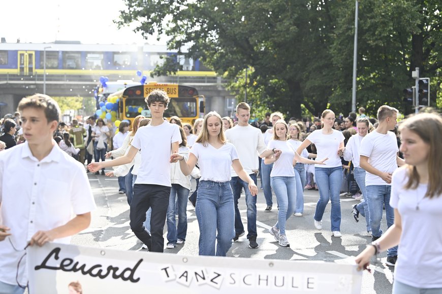 Beitrag einer Tanzschule zum Kramermarktsumzug. Foto: Sascha Stüber