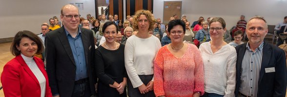 Vertreterinnen und Vertreter der Stadtverwaltung, des Niedersächsischen Gesundheitsministeriums, des Instituts für Qualität und Wirtschaftlichkeit im Gesundheitswesen und der Gesundheitsregion Landkreis Leer informierten die Teilnehmenden des Oldenburger Info-Happens. Foto: Sascha Stüber