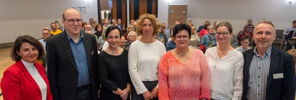 Vertreterinnen und Vertreter der Stadtverwaltung, des Niedersächsischen Gesundheitsministeriums, des Instituts für Qualität und Wirtschaftlichkeit im Gesundheitswesen und der Gesundheitsregion Landkreis Leer informierten die Teilnehmenden des Oldenburger Info-Happens. Foto: Sascha Stüber
