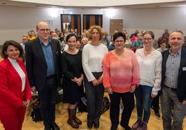 Vertreterinnen und Vertreter der Stadtverwaltung, des Niedersächsischen Gesundheitsministeriums, des Instituts für Qualität und Wirtschaftlichkeit im Gesundheitswesen und der Gesundheitsregion Landkreis Leer informierten die Teilnehmenden des Oldenburger Info-Happens. Foto: Sascha Stüber