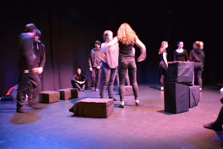 Schülertheatergruppe auf der Bühne. Foto: Stadt Oldenburg
