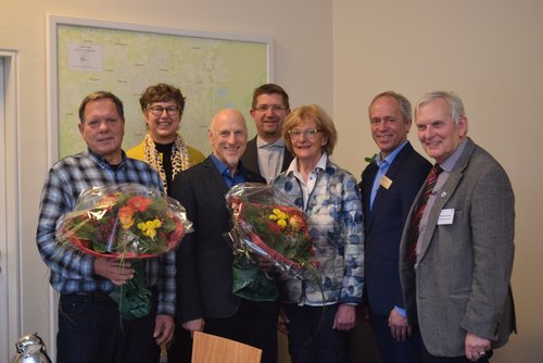 Peter Tarruttis (vorne, von links), Martin Sobel und Gertrud Suntrup bilden das Team der Schiedsleute (es fehlt Gabriele Kopka-Paetzke). Silke Meyn (hinten, von links), Christian Aster, Ralph Wilken und Reinhard Kropp gratulierten. Foto: Stadt Oldenburg