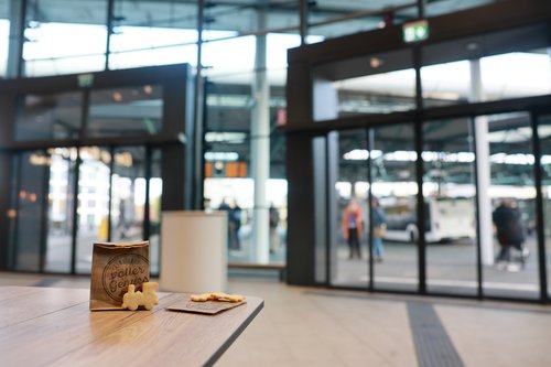 Das schmeckte den Pendlerinnen und Pendlern, die an diesem Morgen durch den Eingang Nord den Oldenburger Hauptbahnhof betraten: Müller & Egerer hatte für diesen Anlass extra 500 Lokomotiv-Kekse gebacken und zum Mitnehmen ausgelegt. Foto: Sascha Stüber Foto: Sascha Stüber