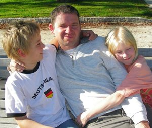 Vater und zwei Kinder. Foto: S. Hofschlaeger/Pixelio