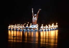 Tänzer Ziya Azazi im Rahmen der Eröffnungsfeier. Foto: Jörg Hemmen