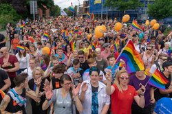 Viele Menschen beim Lauf um den Innenstadtring zum Christopher Street Day. Foto: Sascha Stüber