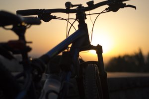Fahrrad vor einem Sonnenuntergang. Foto: Hrayr Movsisyan/Pixabay