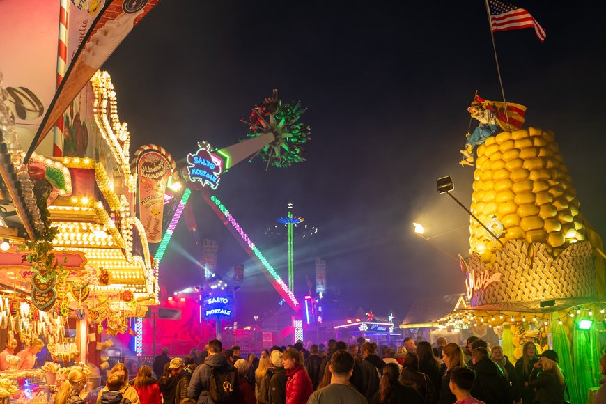 Die Looping-Schaukel „Salto Mortale“ auf dem Kramermarkt 2025. Foto: Sascha Stüber