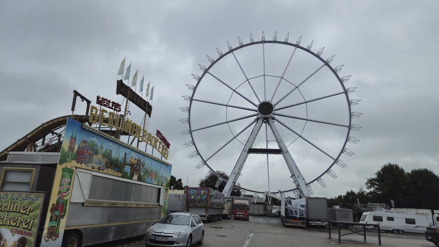 Der Aufbau vom Kramermarkt mit Riesenrad im Hintergrund am 18. September 2025. Foto: Stadt Oldenburg