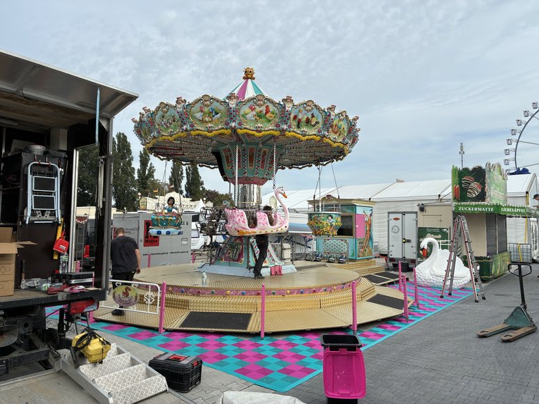 Der Kinderkettenflieger „Schwanenflug“ beim Aufbau am 29. September 2026. Foto: Stadt Oldenburg