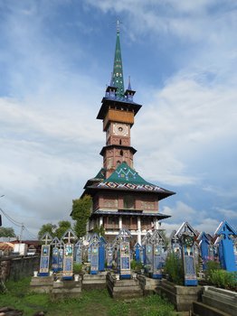 Einer der Höhepunkte auf der Reise von Uwe Chamier und seiner Frau: Der farbenfrohe „Fröhliche Friedhof“ in Săpânța, Rumänien. Foto: Uwe Chamier