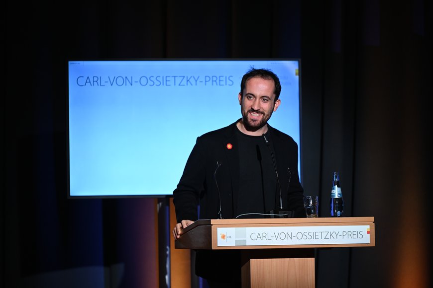 Carl-von-Ossietzky-Preisträger Igor Levit spricht seine Dankesworte. Foto: Mohssen Assanimoghaddam