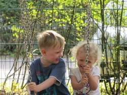 Zwei Kinder auf einer Schaukel. Foto: Stadt Oldenburg