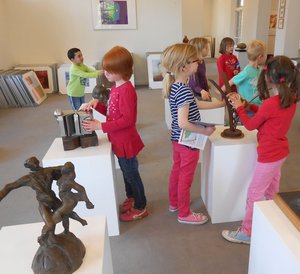 Kinder betrachten Kunstwerke in der Artothek. Foto: Artothek