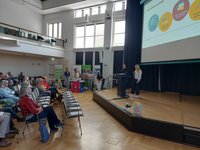 Gespannt lauschen Besucherinnen und Besucher beim Oldenburger Info-Happen den Informationen rund um die Themen Pflege, Wohnen im Alter, Vorsorge, Gesundheit und gesellschaftliche Teilhabe. Foto: Stadt Oldenburg Foto: Stadt Oldenburg
