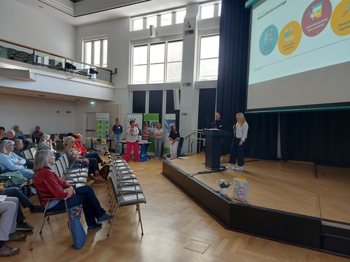 Gespannt lauschen Besucherinnen und Besucher beim Oldenburger Info-Happen den Informationen rund um die Themen Pflege, Wohnen im Alter, Vorsorge, Gesundheit und gesellschaftliche Teilhabe. Foto: Stadt Oldenburg Foto: Stadt Oldenburg