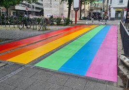Ein dauerhafter Regenbogenstreifen auf dem Fuß- und Radweg zwischen Staugraben und Staulinie. Foto: Stadt Oldenburg