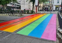 Ein dauerhafter Regenbogenstreifen auf dem Fuß- und Radweg zwischen Staugraben und Staulinie. Foto: Stadt Oldenburg