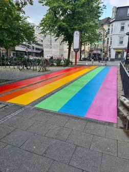 Ein dauerhafter Regenbogenstreifen auf dem Fuß- und Radweg zwischen Staugraben und Staulinie. Stadt Oldenburg Ein dauerhafter Regenbogenstreifen auf dem Fuß- und Radweg zwischen Staugraben und Staulinie. Stadt Oldenburg