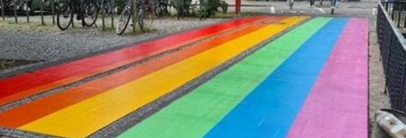 Ein dauerhafter Regenbogenstreifen auf dem Fuß- und Radweg zwischen Staugraben und Staulinie. Foto: Stadt Oldenburg