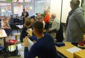 Bundesfreiwilliger Simon Dohrs (Mitte) im Einsatz mit Edewechter Schulklasse. Foto: Stadt Oldenburg
