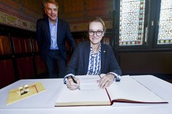 Dänemarks Botschafterin Susanne Hyldelund trug sich ins Goldene Buch der Stadt ein. Oberbürgermeister Jürgen Krogmann schaute ihr dabei über die Schulter.  Foto: Sascha Stüber