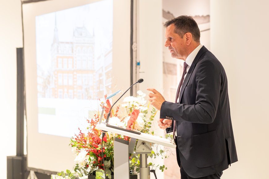 Niedersachsens Ministerpräsident Olaf Lies, der mit Jürgen Krogmann freundschaftliche verbunden ist, bei seiner Ansprache. Foto: Sascha Stüber