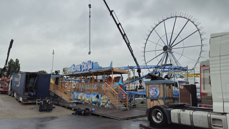 Der Aufbau der Kinderachterbahn „Kuddel der Hai“ auf dem Kramermarkt am 18. September 2025. Foto: Stadt Oldenburg
