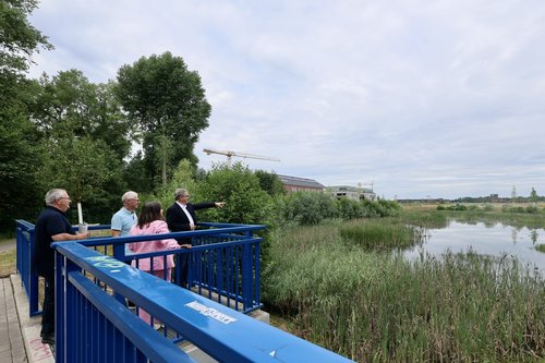 Blick auf das Regenrückhaltebecken, das sich zu einem Naturrefugium entwickelt hat. Die Wasserfläche liegt im Zentrum des naturnah gestalteten Bäkeparks. Foto: Sascha Stüber Foto: Sascha Stüber