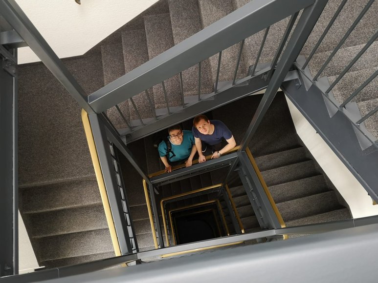 Holger Denckmann und Philipp Schlüchtermann im Notfalltreppenhaus. Foto: Stadt Oldenburg
