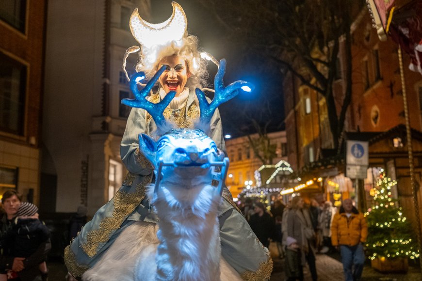 Mystisches Lichtwesen auf dem Lamberti-Markt 2024. Foto: Sascha Stüber