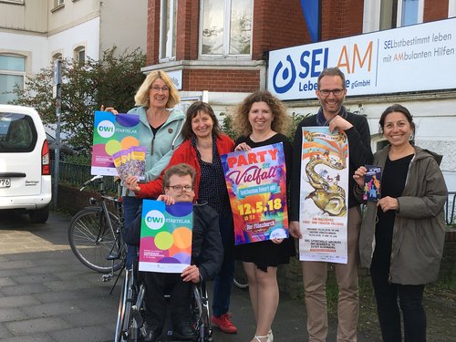 Startklar: (von links) Bettina Heeren (Autismustherapiezentrum Oldenburg), Dörthe Bührmann (Lokalsender Oeins), Eva Brischke-Bau (SELAM Lebenshilfe gGmbH), Alexander Hauer (OpusEinhundert), Gina Schumm (MUTIK e.V) und (vorne) Peter Dresen (Fachstelle In Startklar: (von links) Bettina Heeren (Autismustherapiezentrum Oldenburg), Dörthe Bührmann (Lokalsender Oeins), Eva Brischke-Bau (SELAM Lebenshilfe gGmbH), Alexander Hauer (OpusEinhundert), Gina Schumm (MUTIK e.V) und (vorne) Peter Dresen (Fachstelle In