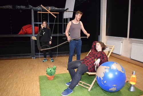 Foto: Stadt Oldenburg Eine Szene aus den Proben mit (von links) Elisabeth Bartz, Jannis Hadtstein und Janna Sölter.