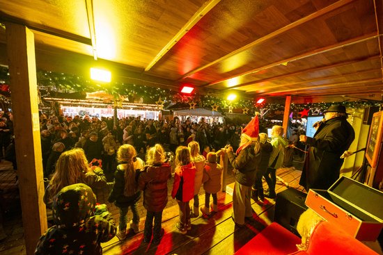 Voll und laut wird es traditionell beim Familien-Singen auf dem Oldenburger Lamberti-Markt. Foto: Sascha Stüber Foto: Sascha Stüber