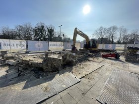 Teile der Fundamente, die sich unter der eigentlichen Gründung des alten Kioskgebäudes am Pferdemarkt befunden haben, sorgten für zeitliche Verzögerungen bei der Wiederherstellung der Fläche. Foto: Stadt Oldenburg