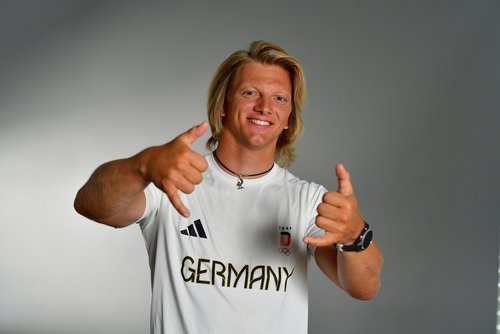 Mit der nötigen Lockerheit zu den Olympischen Spielen: Jannis Maus zeigt den Surfer-Gruß. Foto: Team Deutschland_Picture Alliance Foto: Team Deutschland_Picture Alliance