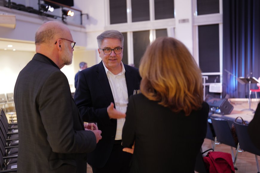 Oberbürgermeister Jürgen Krogmann im Gespräch mit Laudator Prof. Dr. Jan-Philipp Reemtsma und Juryvorsitzenden Prof. Dr. Dagmar Freist. Foto: Jörg Hemmen