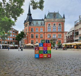 17 SDG-Würfel auf dem Marktplatz vor dem Alten Rathaus. Foto: Stadt Oldenburg
